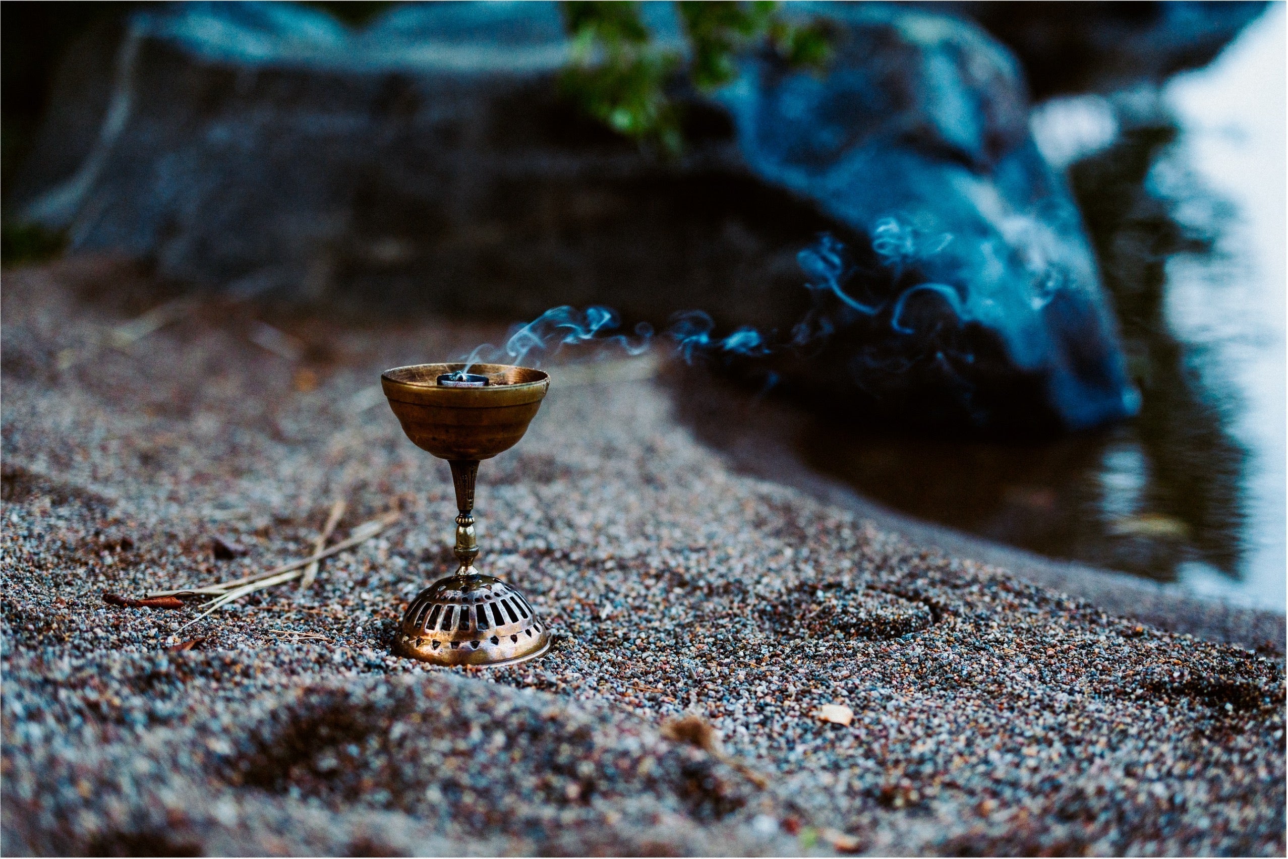 Ulkona tehtävä suitsukerituaali