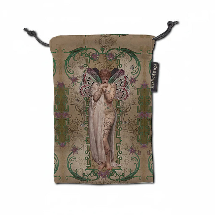 Voglio Bene Angel samettinen tarot-korttipussi, taidekuvitettu siivekäs enkeli mystisessä ornamenttikehyksessä, nyörikiristys. - Voglio Bene Angel velvet tarot card pouch featuring an illustrated winged angel in an ornate mystical frame, with drawstring closure.