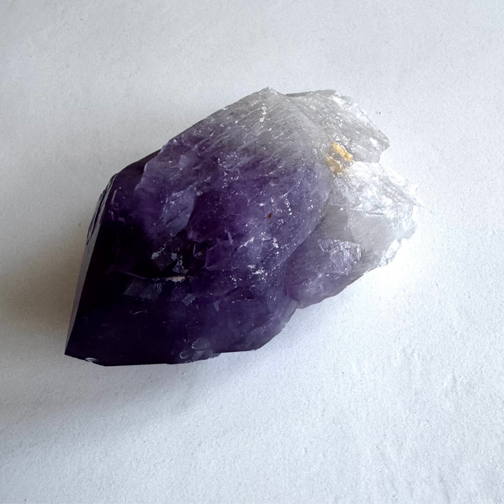 Amethyst cathedral quartz crystal, full view, deep purple colour with multiple crystal terminations. - Ametisti-katedraalikvartsi edestä, syvä purppuranvioletti väri ja useita kärkimuodostelmia.