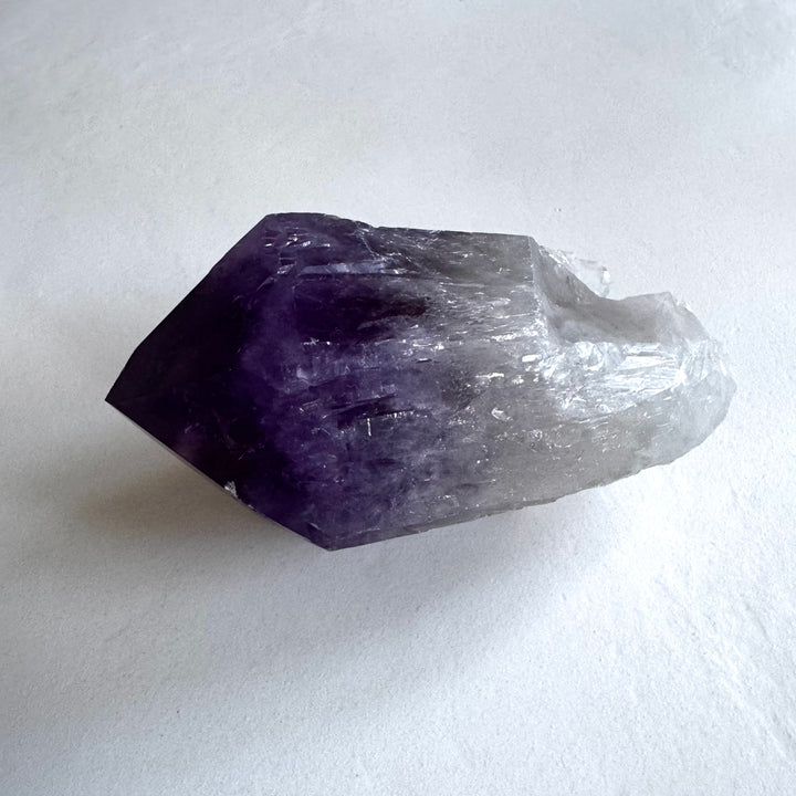 Amethyst cathedral quartz showing intergrown crystals and natural pillar-like structures. - Ametisti-katedraalikvartsista, vierekkäiset kiteet ja luonnolliset pylväsmäiset muodostelmat näkyvissä.