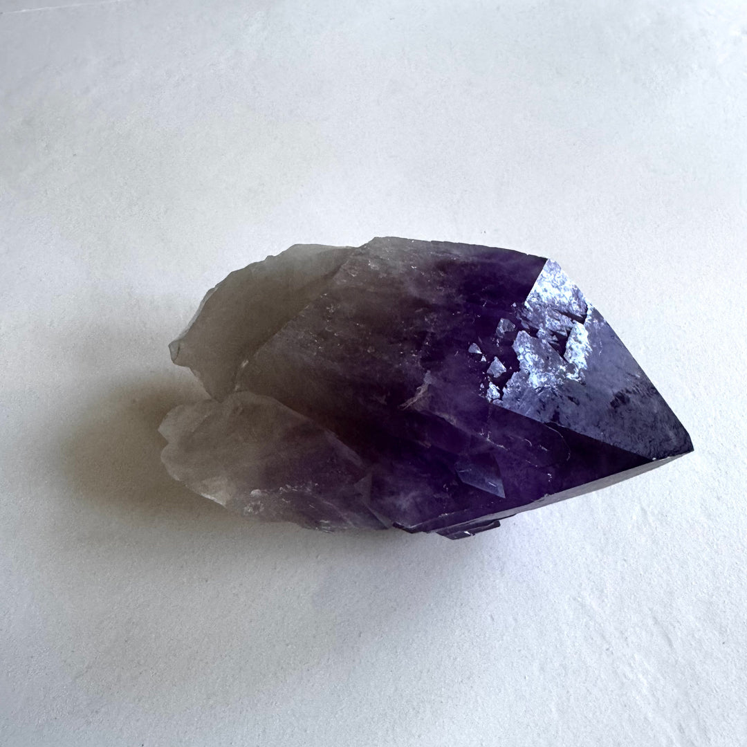 Amethyst cathedral quartz showing intergrown crystals and natural pillar-like structures. - Ametisti-katedraalikvartsista, vierekkäiset kiteet ja luonnolliset pylväsmäiset muodostelmat näkyvissä.