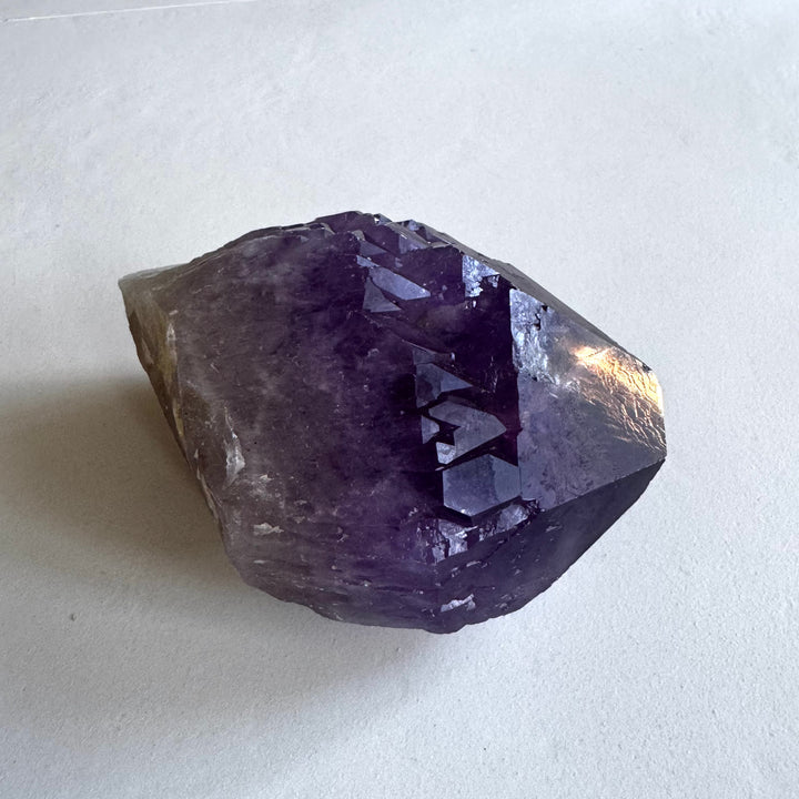 Amethyst cathedral quartz crystal, full view, deep purple colour with multiple crystal terminations. - Ametisti-katedraalikvartsi edestä, syvä purppuranvioletti väri ja useita kärkimuodostelmia.