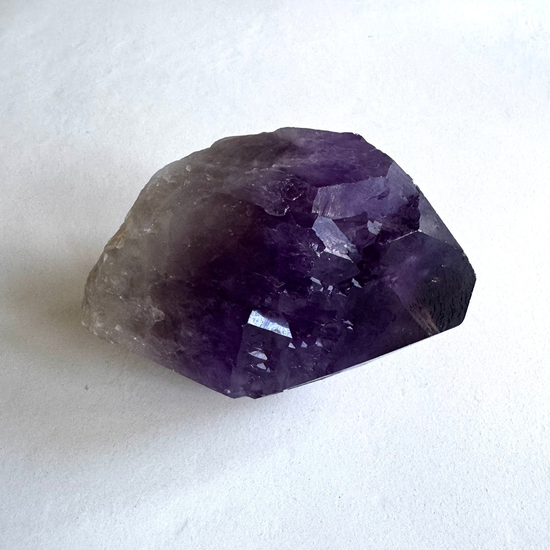 Close-up of amethyst cathedral quartz showing intergrown crystals and natural pillar-like structures. - Lähikuva ametisti-katedraalikvartsista, vierekkäiset kiteet ja luonnolliset pylväsmäiset muodostelmat näkyvissä.