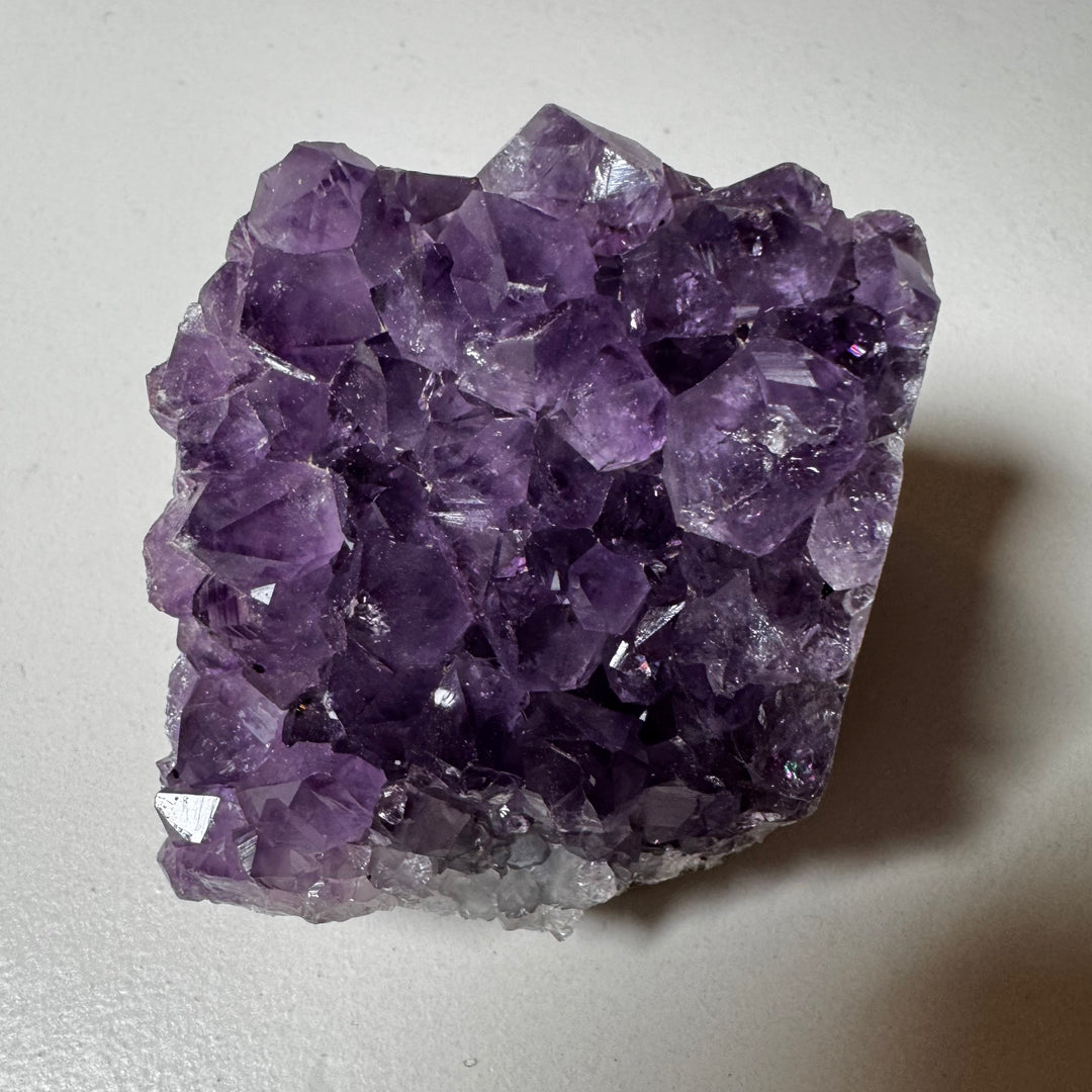 Ametistiklusterin pala päältä  kuvattuna; violetit kiteet hyvin esillä.
UK: A piece of an amethyst cluster photographed from the top; purple crystals are well visual.