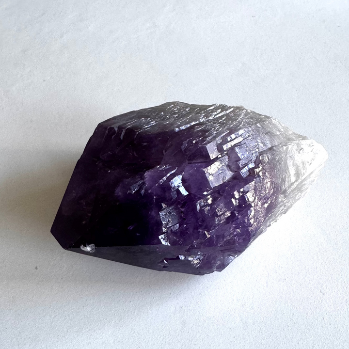 Amethyst cathedral quartz crystal, full view, deep purple colour with multiple crystal terminations. - Ametisti-katedraalikvartsi edestä, syvä purppuranvioletti väri ja useita kärkimuodostelmia.