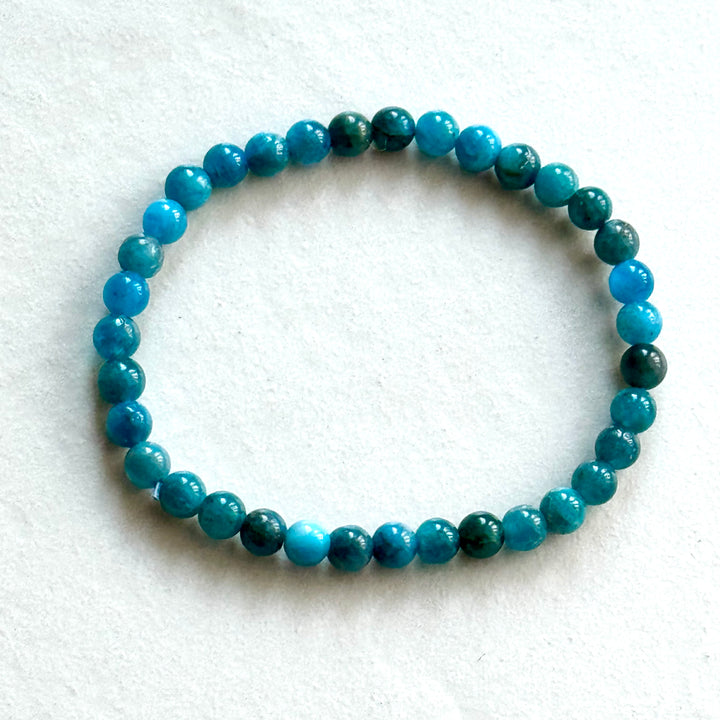 Apatiitti-rannekoru kauniin sinisistä apatiittihelmistä.