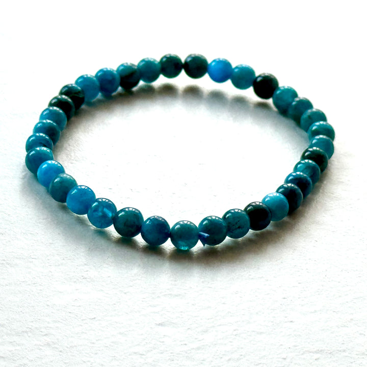 Apatiitti-rannekoru kauniin sinisistä apatiittihelmistä.