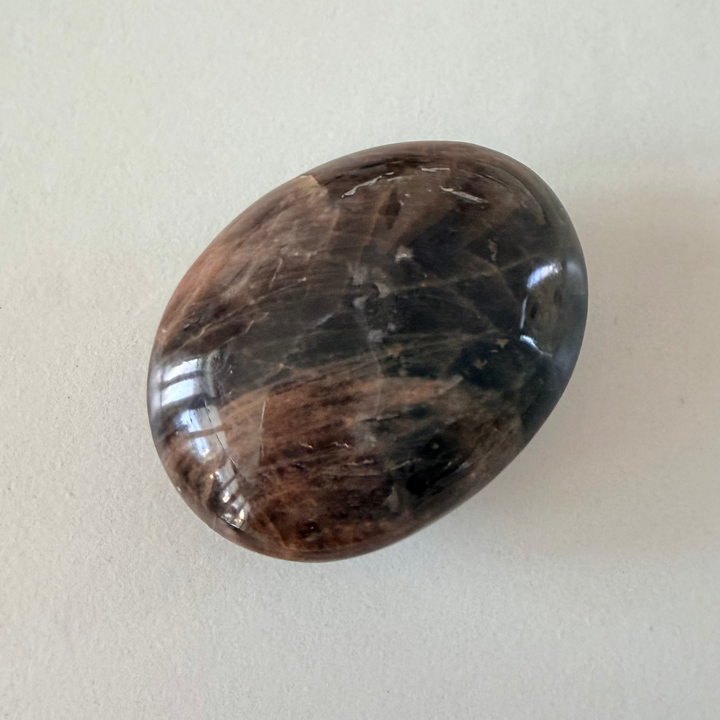 Musta kuukivi - kämmenkivi