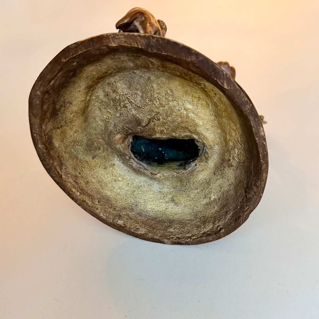 Ganesha-patsaan pohja, näkyvissä valun sisärakenteet ja metallipinnan viimeistelemätön alaosa - Base of the Ganesha statue showing internal casting structures and unfinished metal underside