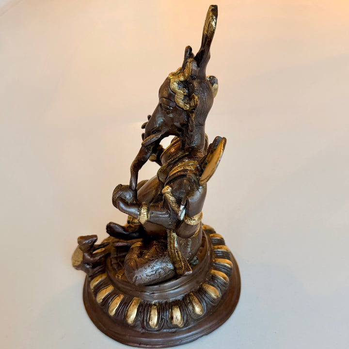 Ganesha-patsas vasemmalta sivulta, raskas metallivalu ja yksityiskohtainen ikonografia - Left side view of a heavy metal Ganesha statue with detailed iconography