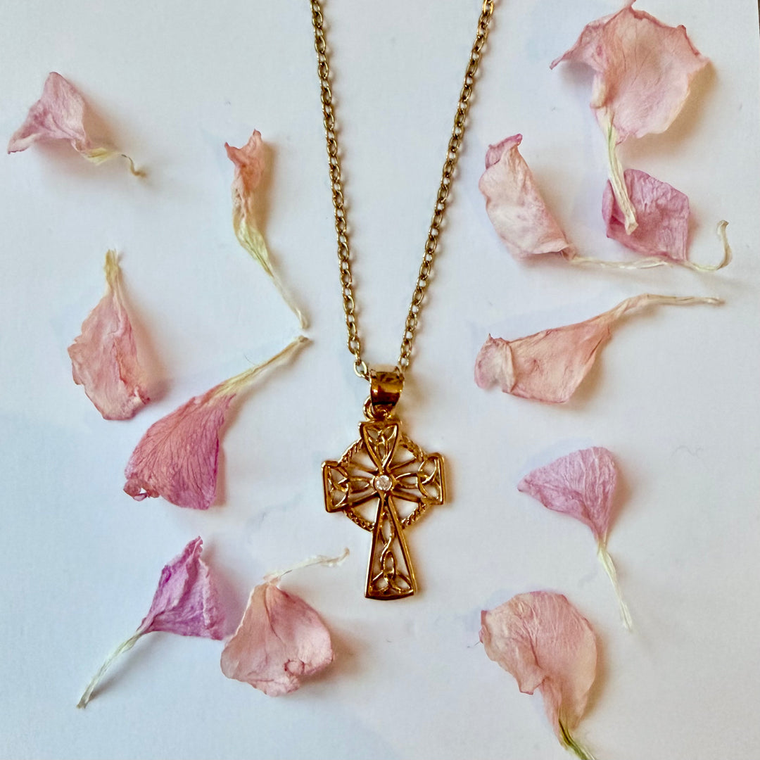 Kullattu kelttiläinen ristikaulakoru, koristeellinen risti riipuksena kukkaterälehtien ympäröimänä - Gilded Celtic cross necklace, ornate cross pendant styled with soft flower petals