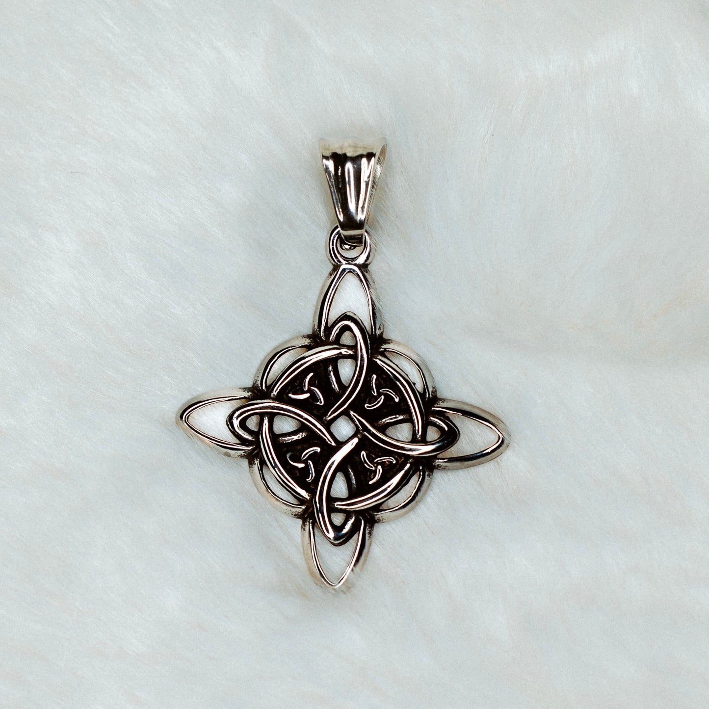 Kelttiläistä solmua esittävä riipus ruostumatonta terästä - A celtic knot pendant made of stainless steel.