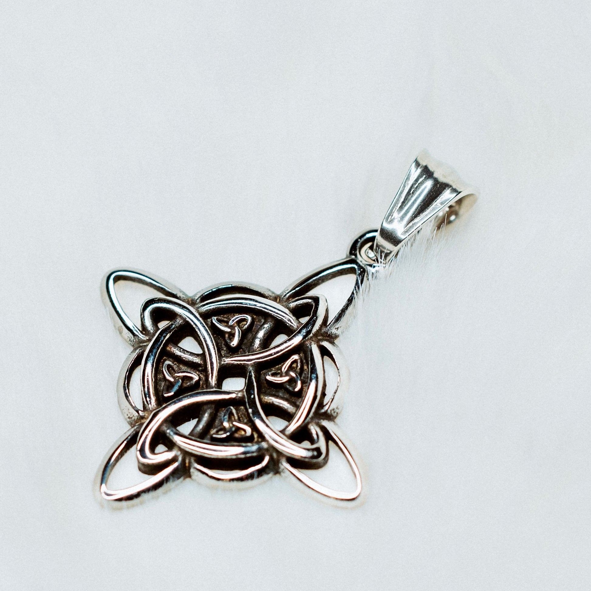 Kelttiläistä solmua esittävä riipus ruostumatonta terästä - A celtic knot pendant made of stainless steel.