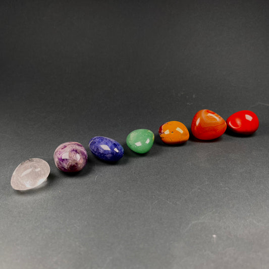 Chakra-kristallisetti, jossa seitsemän eri kristallia - Chakra crystal set with seven different crystals.
