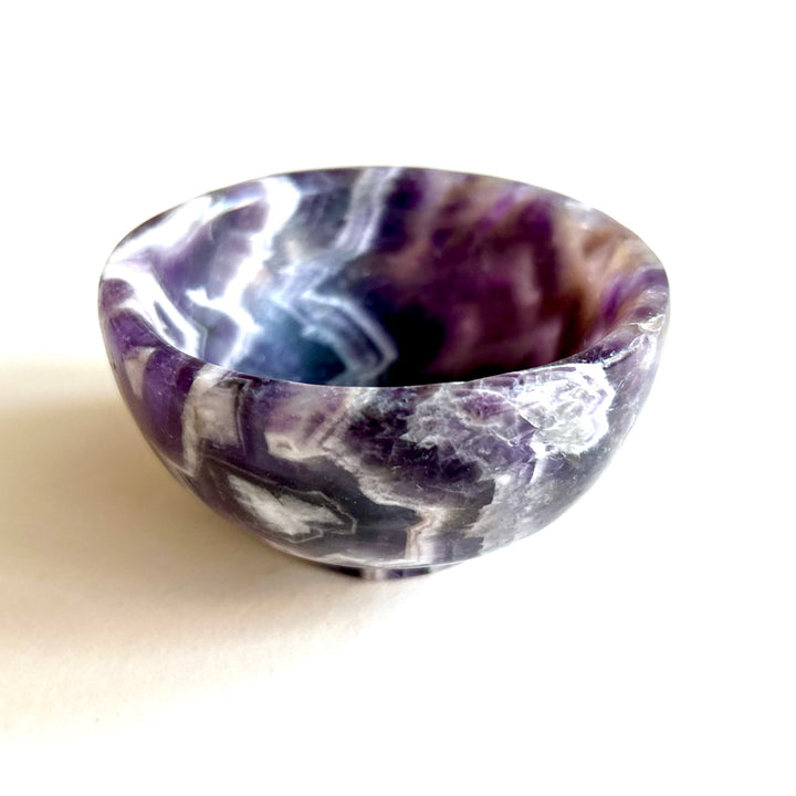 Chevron-ametistista kaiverrettu kaunis kristallikuppi. Kupissa tulee hienosti esille chevron-ametistin väkäskuviointi. Kuva yläviistosta.