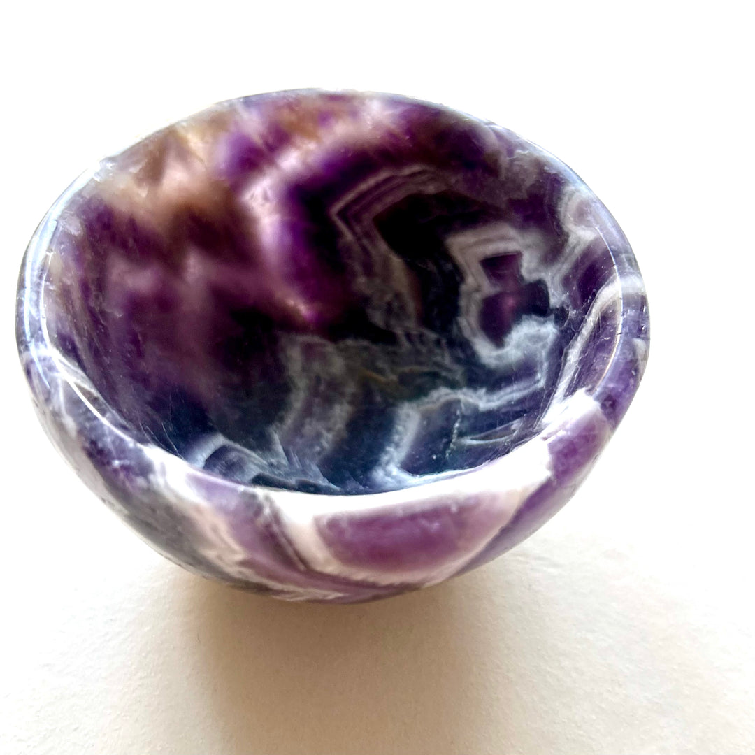 Chevron-ametistista kaiverrettu kaunis kristallikuppi. Kupissa tulee hienosti esille chevron-ametistin väkäskuviointi. Kuva yläviistosta.