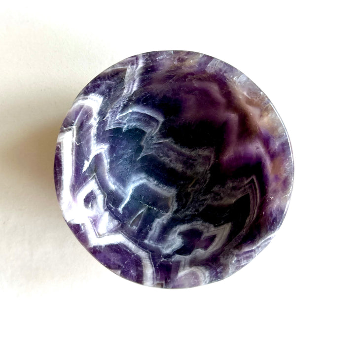 Chevron-ametistista kaiverrettu kaunis kristallikuppi. Kupissa tulee hienosti esille chevron-ametistin väkäskuviointi. Kuva suoraan ylhäältä.