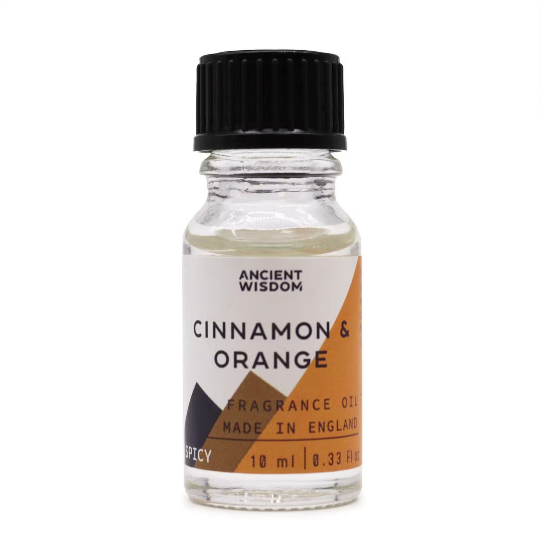 Ancient Wisdom Cinnamon & Orange -tuoksuöljy kirkkaassa 10 ml:n lasipullossa, jossa on musta kierrekorkki ja oranssinruskea etiketti.