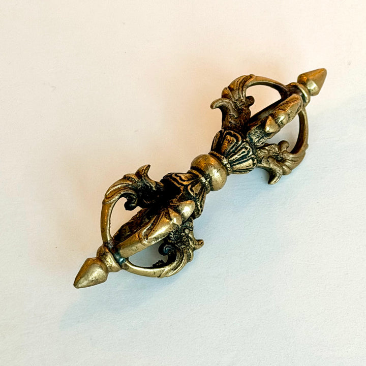 Messinkinen kaksipäinen Dorje-sauva Tiibetistä - Brass double-ended Dorje staff from Tibet.