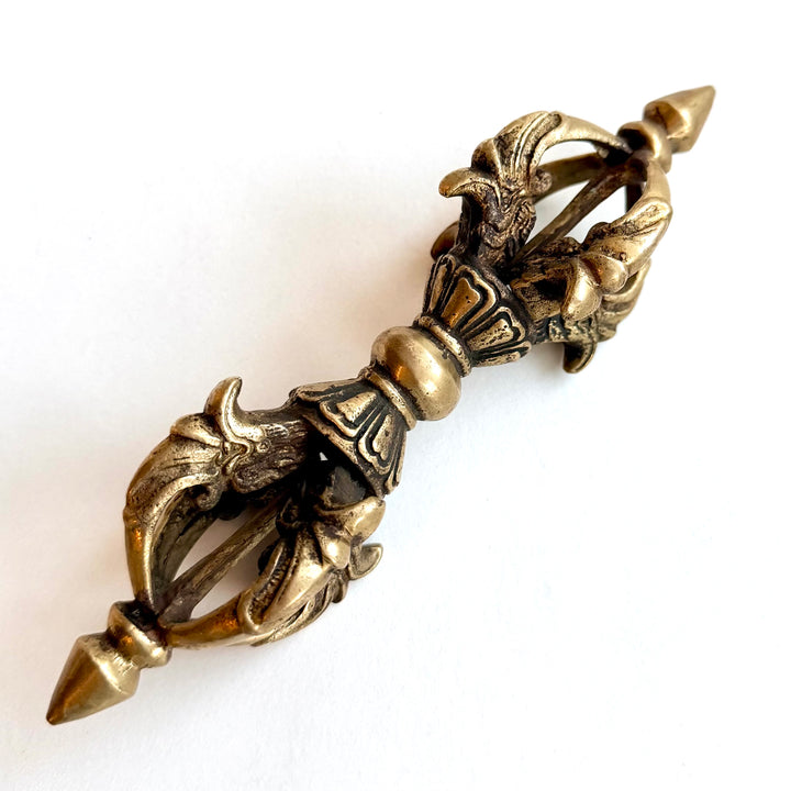 Messinkinen kaksipäinen Dorje-sauva Tiibetistä - Brass double-ended Dorje staff from Tibet.