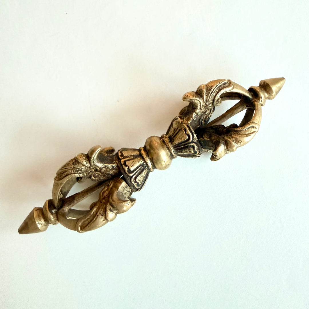 Messinkinen kaksipäinen Dorje-sauva Tiibetistä - Brass double-ended Dorje staff from Tibet.