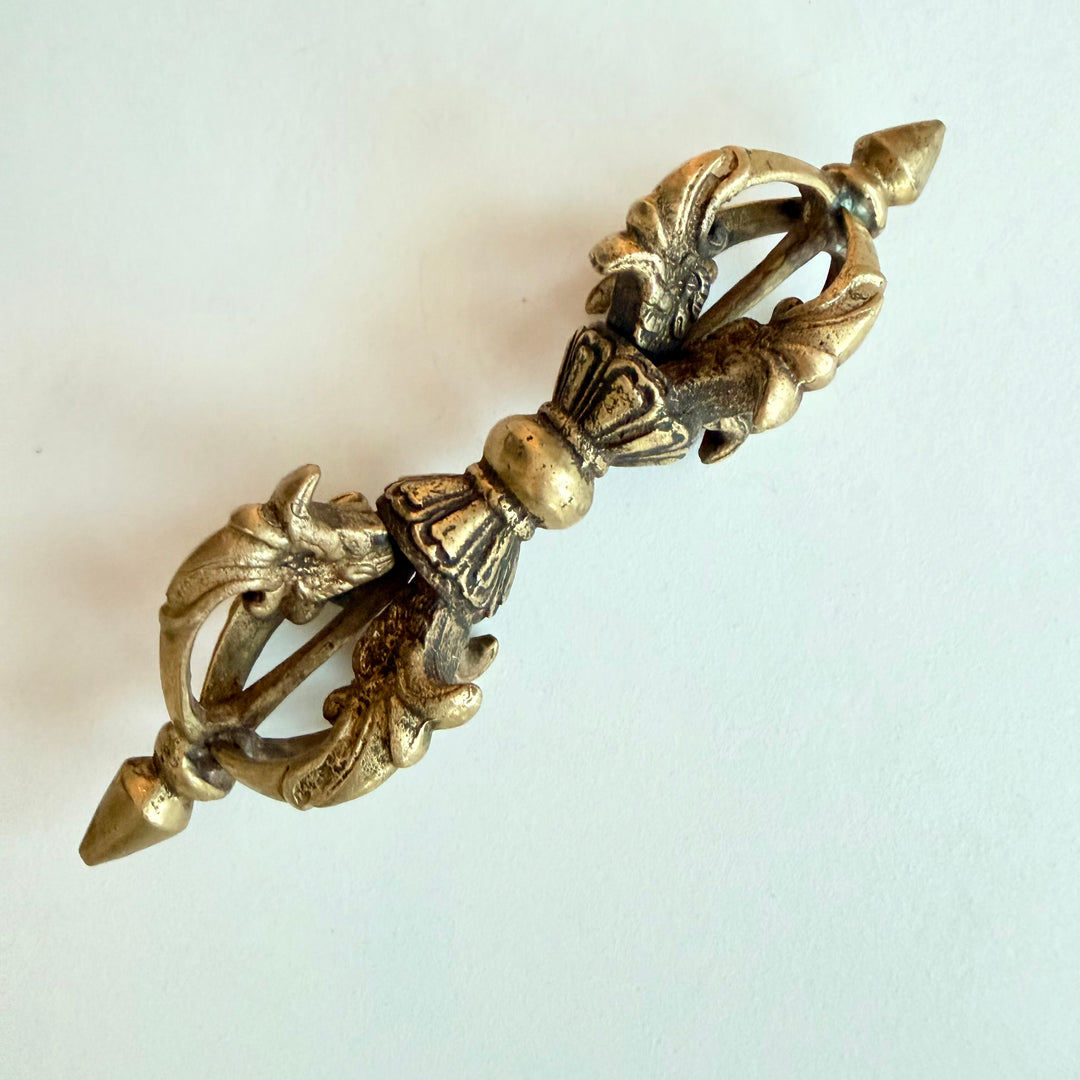 Messinkinen kaksipäinen Dorje-sauva Tiibetistä - Brass double-ended Dorje staff from Tibet.
