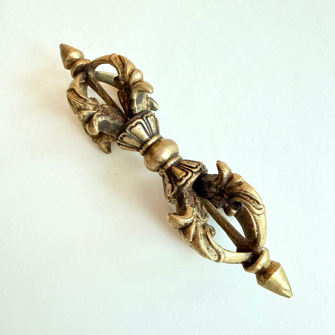 Messinkinen kaksipäinen Dorje-sauva Tiibetistä - Brass double-ended Dorje staff from Tibet.