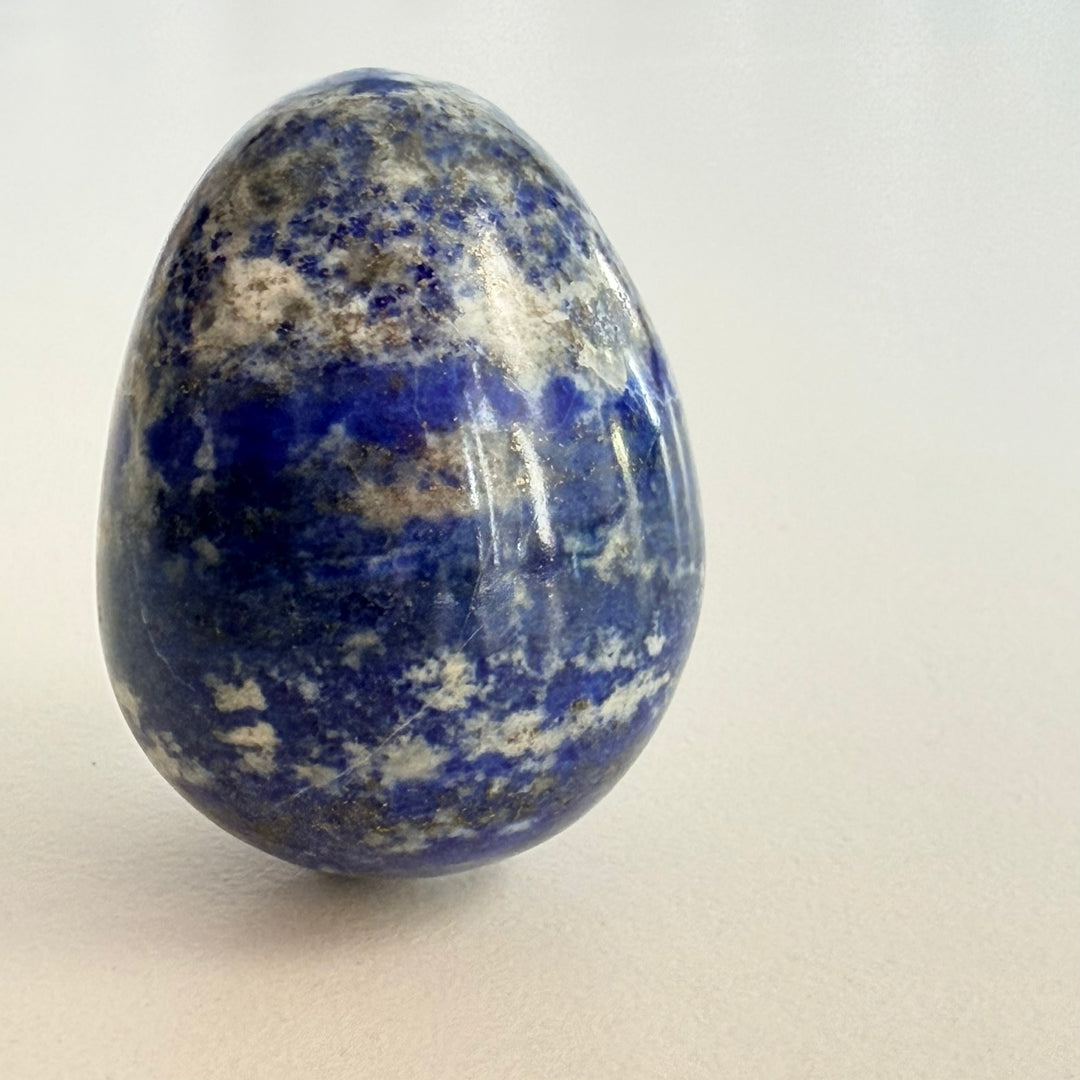 Lapis lazuli -muna, syvänsininen kivi jossa valkoista kalsiittia ja kultahohtoista pyriittiä
Lapis lazuli egg with deep blue lazurite, white calcite and golden pyrite inclusions