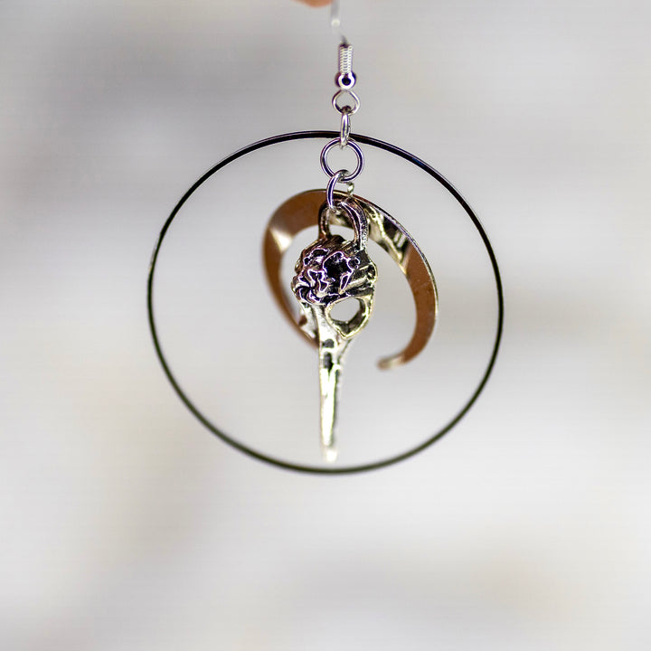 Nikkeli- ja lyijyvapaat metalliseoskorvakorut, joissa kuu ja linnun pääkallo - Nickel and lead-free alloy earrings featuring a moon and bird skull