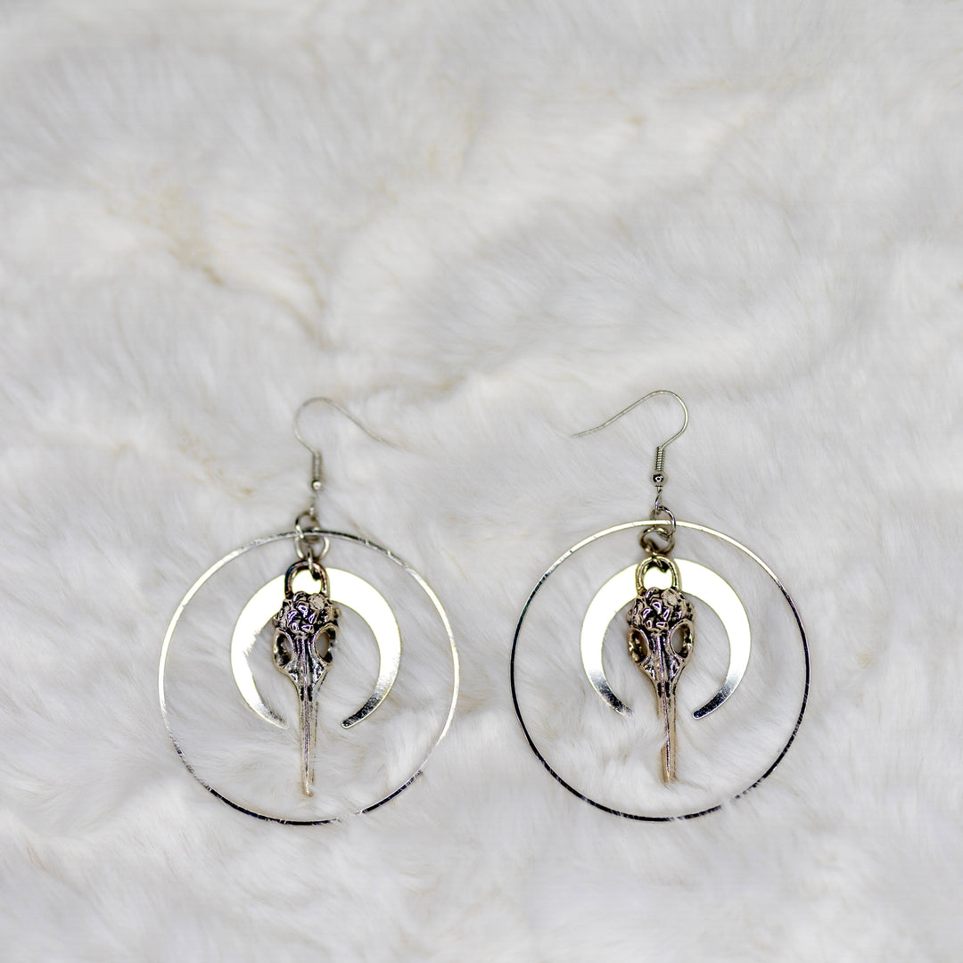 7 cm pitkät korvakorut, jotka symboloivat kuoleman ja muutoksen mysteeriä -  7 cm long earrings symbolizing the mystery of death and change