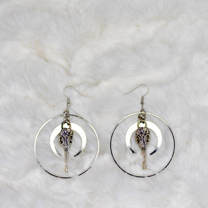 7 cm pitkät korvakorut, jotka symboloivat kuoleman ja muutoksen mysteeriä -  7 cm long earrings symbolizing the mystery of death and change