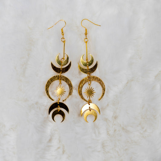 Kolmen Kuun Jumalatar -korvakorut, joissa kuun vaiheet ja tähtiä - Three Moon Goddess earrings featuring moon phases and stars.