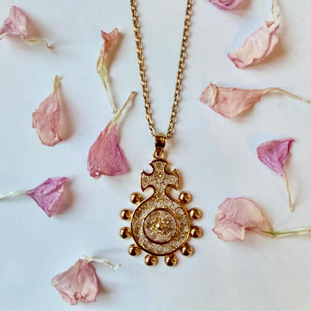 Eguzkilore-rosary kaulakoru kullattuna, baskilainen suojelussymboli koristeellisella riipuksella ja kukkaterälehdillä. - Gold-plated Eguzkilore rosary necklace, Basque protective symbol pendant styled with soft flower petals