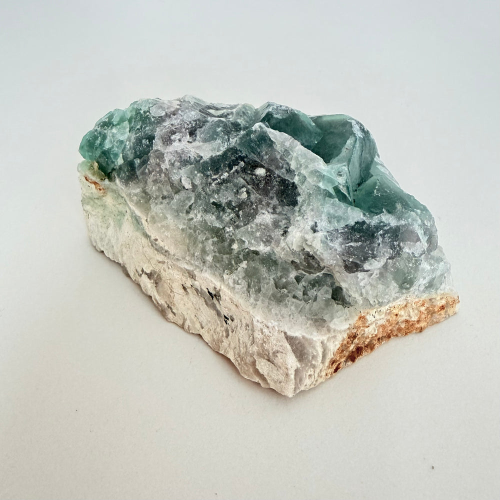 Fluoriitti raakaklusteri jossa kauniin vihreitä kiteitä. - Fluorite raw cluster with beautifully green crystals.