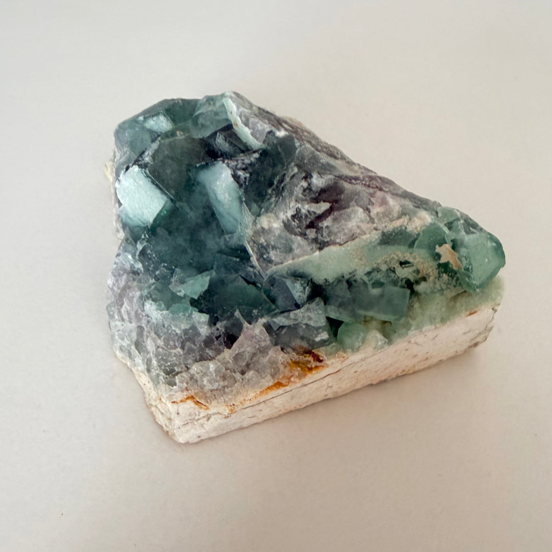 Fluoriitti raakaklusteri jossa kauniin vihreitä kiteitä. - Fluorite raw cluster with beautifully green crystals.