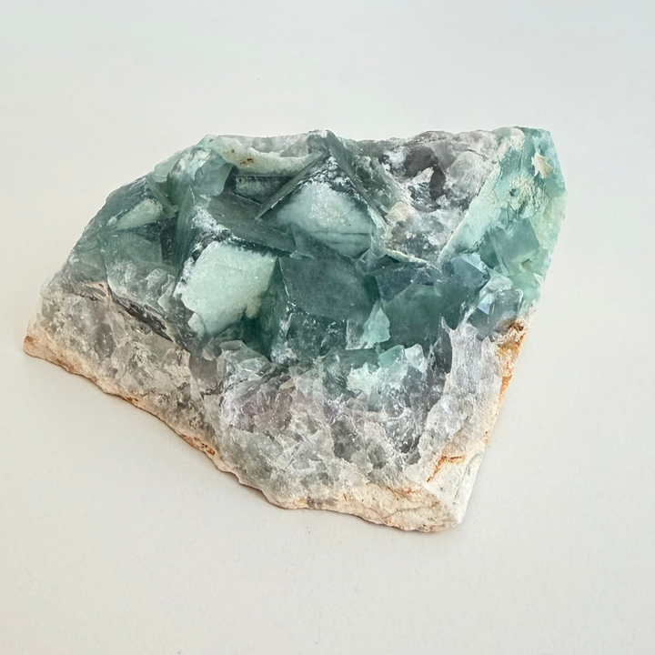Fluoriitti raakaklusteri jossa kauniin vihreitä kiteitä. - Fluorite raw cluster with beautifully green crystals.