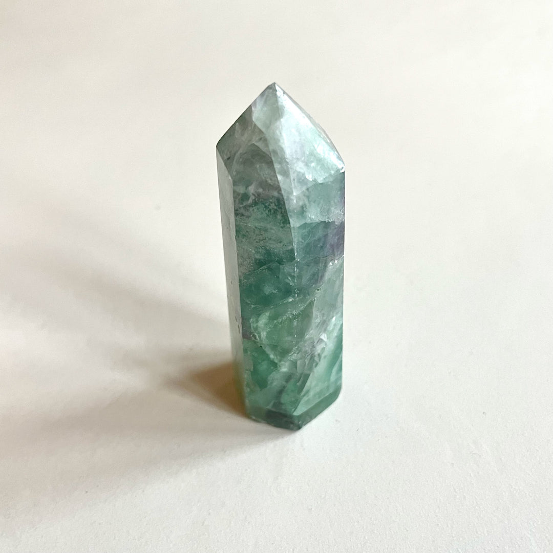 Kuvassa vihreä fluoriittitorni pystyasennossa. - A green fluorite tower standing upright.