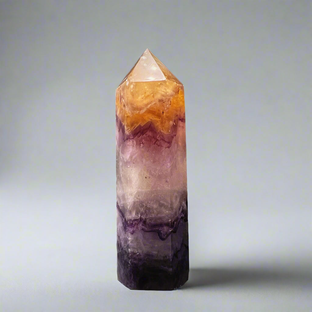 Kaunis sateenkaarifluoriittikärki. Upeat värit vaihtelevat syvän violetista keltaiseen. - A beautiful rainbow fluorite point. The stunning colors range from deep violet to yellow.