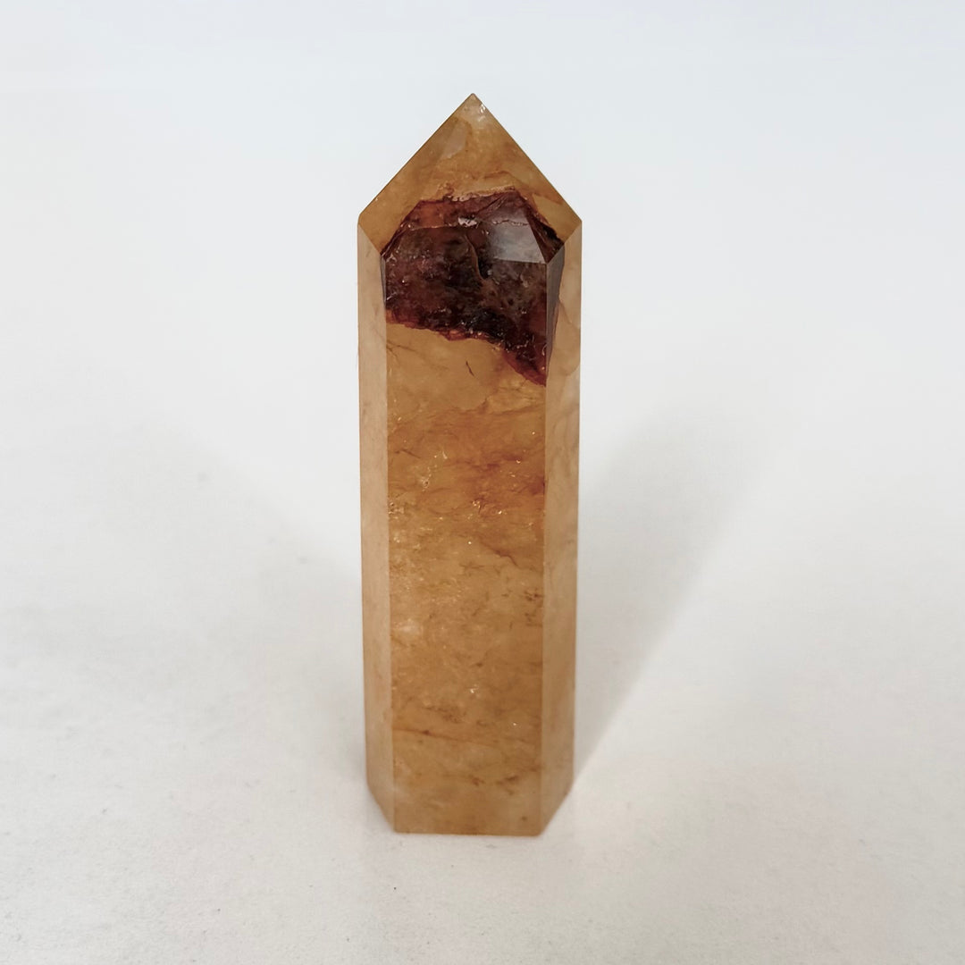 Golden healer -kvartsitorni, jossa kultainen rautaoksidivärjäytymä kirkkaan kvartsin pinnalla
Golden healer quartz tower with golden iron oxide coloration on clear quartz surface