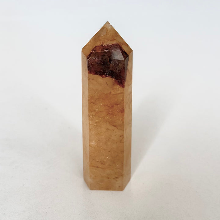 Golden healer -kvartsitorni, jossa kultainen rautaoksidivärjäytymä kirkkaan kvartsin pinnalla
Golden healer quartz tower with golden iron oxide coloration on clear quartz surface