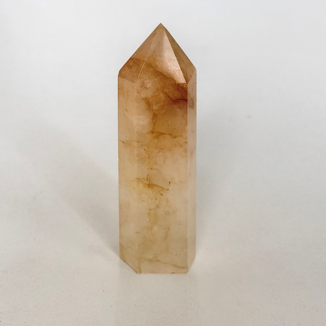 Golden healer -kvartsitorni, jossa kultainen rautaoksidivärjäytymä kirkkaan kvartsin pinnalla
Golden healer quartz tower with golden iron oxide coloration on clear quartz surface