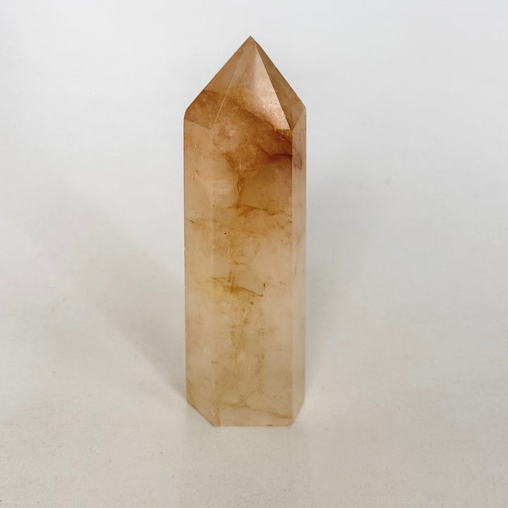Golden healer -kvartsitorni, jossa kultainen rautaoksidivärjäytymä kirkkaan kvartsin pinnalla
Golden healer quartz tower with golden iron oxide coloration on clear quartz surface