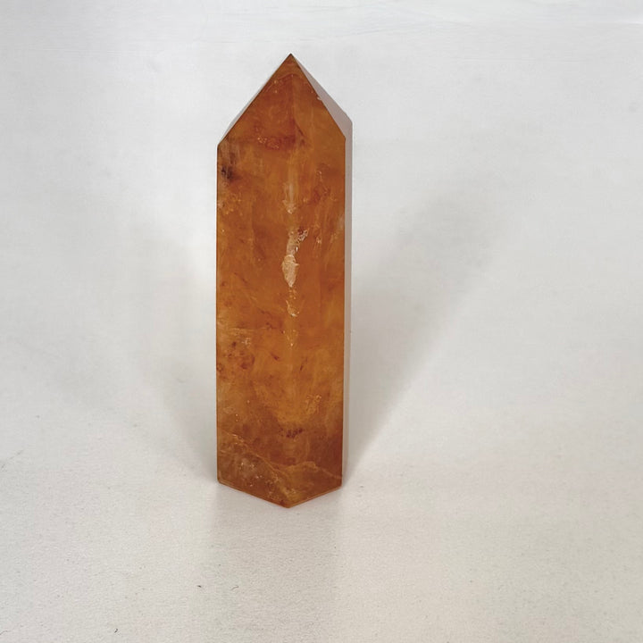 Golden healer -kvartsitorni, jossa kultainen rautaoksidivärjäytymä kirkkaan kvartsin pinnalla
Golden healer quartz tower with golden iron oxide coloration on clear quartz surface