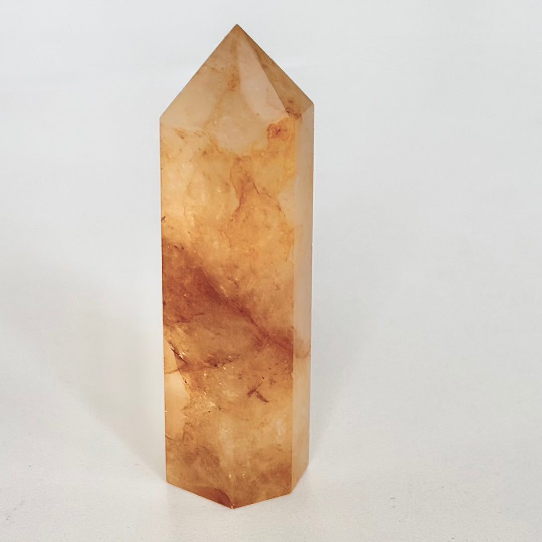 Golden healer -kvartsitorni, jossa kultainen rautaoksidivärjäytymä kirkkaan kvartsin pinnalla
Golden healer quartz tower with golden iron oxide coloration on clear quartz surface
