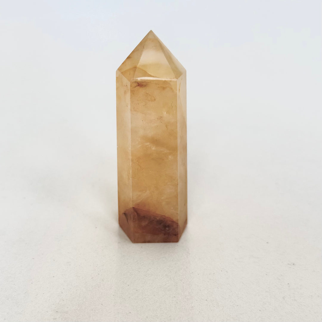 Golden healer -kvartsitorni, jossa kultainen rautaoksidivärjäytymä kirkkaan kvartsin pinnalla
Golden healer quartz tower with golden iron oxide coloration on clear quartz surface