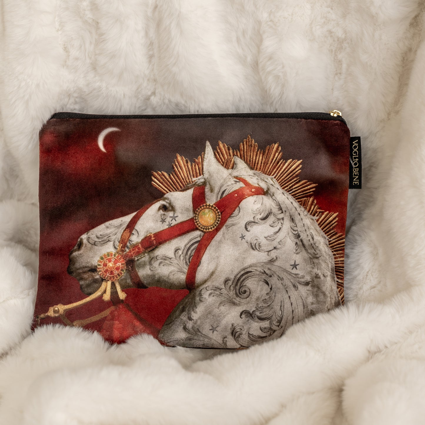 Kuva samettisesta pussukasta, jossa on valkoisen hevosen . - Image of a velvet pouch featuring a print of a white horse.