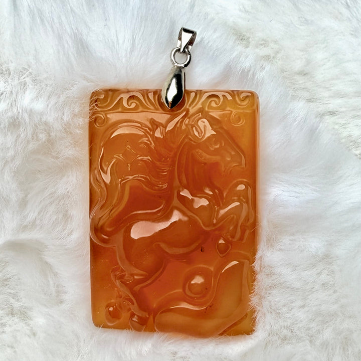 Hevosamuletti karneoliriipus - Viettien ja voiman symboli