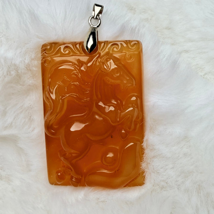 Hevosamuletti karneoliriipus - Viettien ja voiman symboli