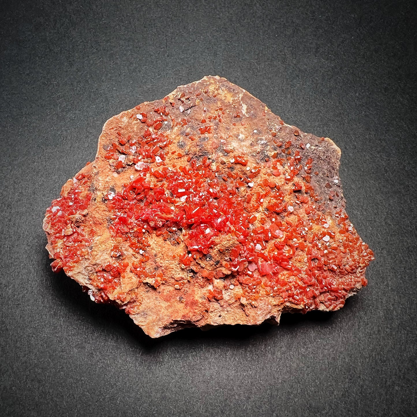 Iso vanadiniittikristalliklusteri kiinnittyneenä pohjakiveen - Large vanadinite crystal cluster in matrix stone