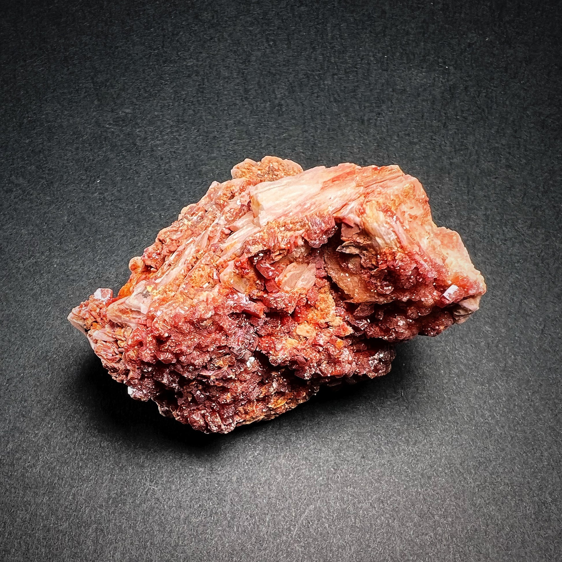 Medium vanadiniittikristalliklusteri kiinnittyneenä pohjakiveen - Medium vanadinite crystal cluster in matrix stone
